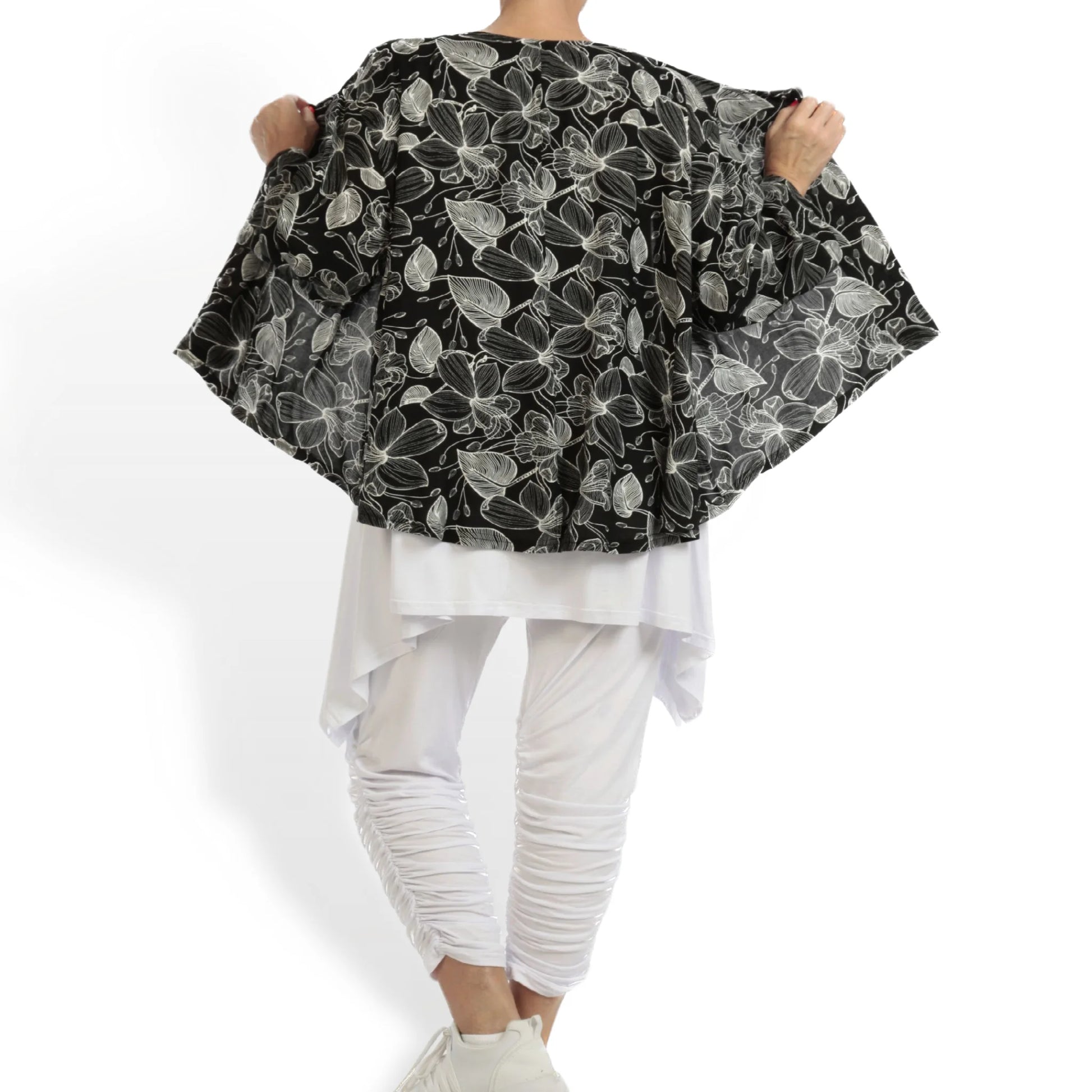 AKH Fashion Jacke in gerundeter Form, aus Viskose, 1113.00130, Schwarz-Weiß, Blumen
