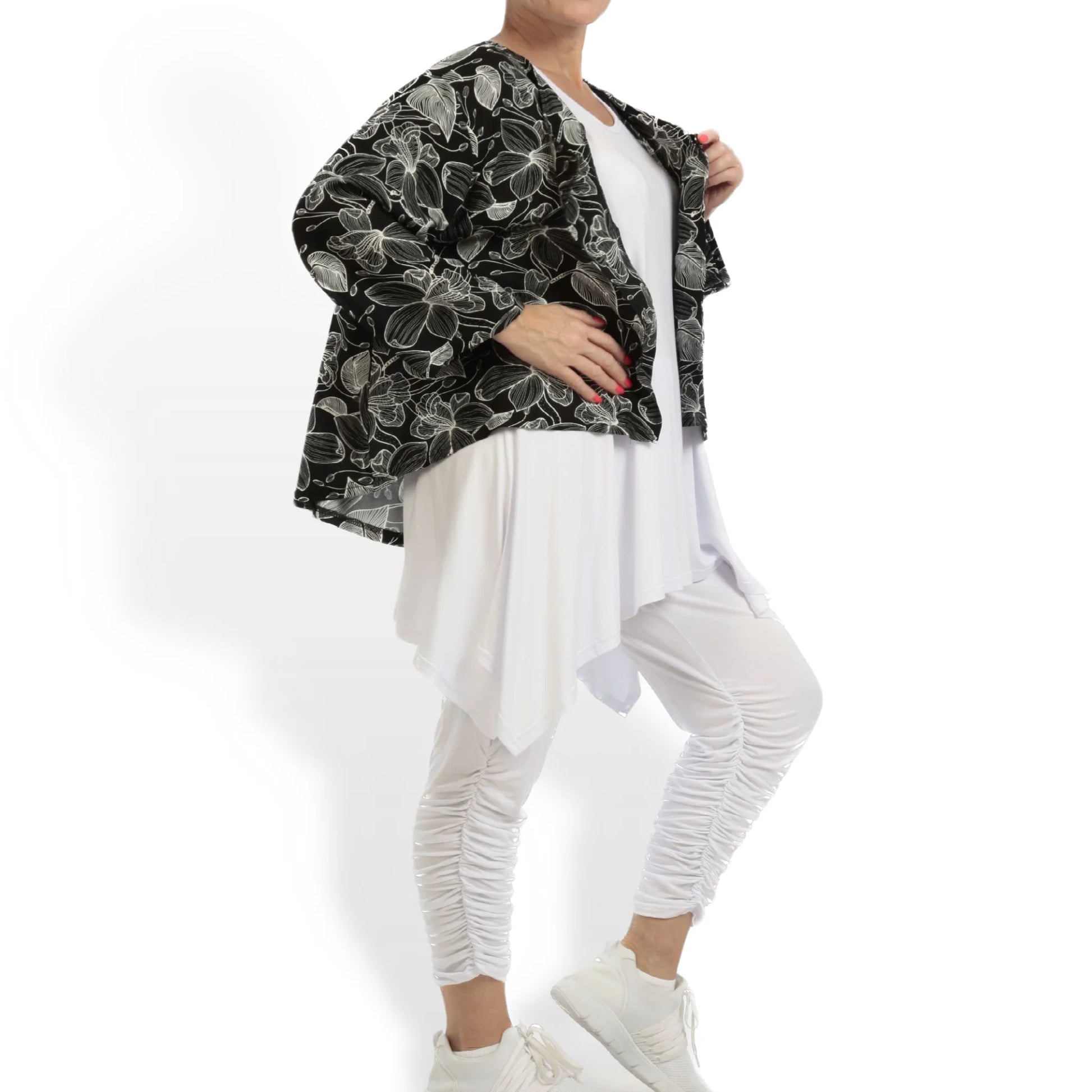 AKH Fashion Jacke in gerundeter Form, aus Viskose, 1113.00130, Schwarz-Weiß, Blumen