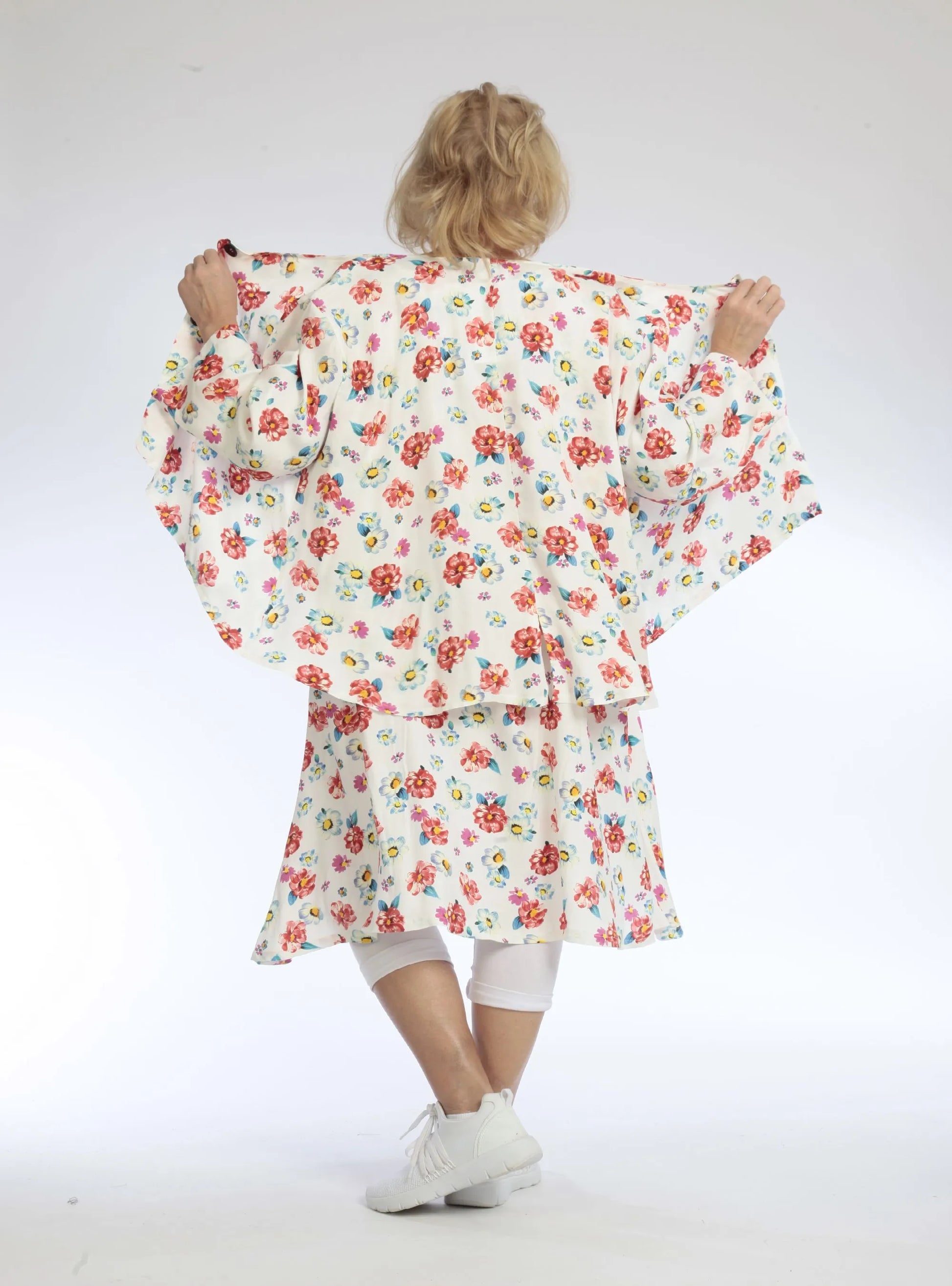 AKH Fashion Jacke in Vokuhila-Form, aus Viskose, 1103.00130, Rot, Blumen, Schick, Modern