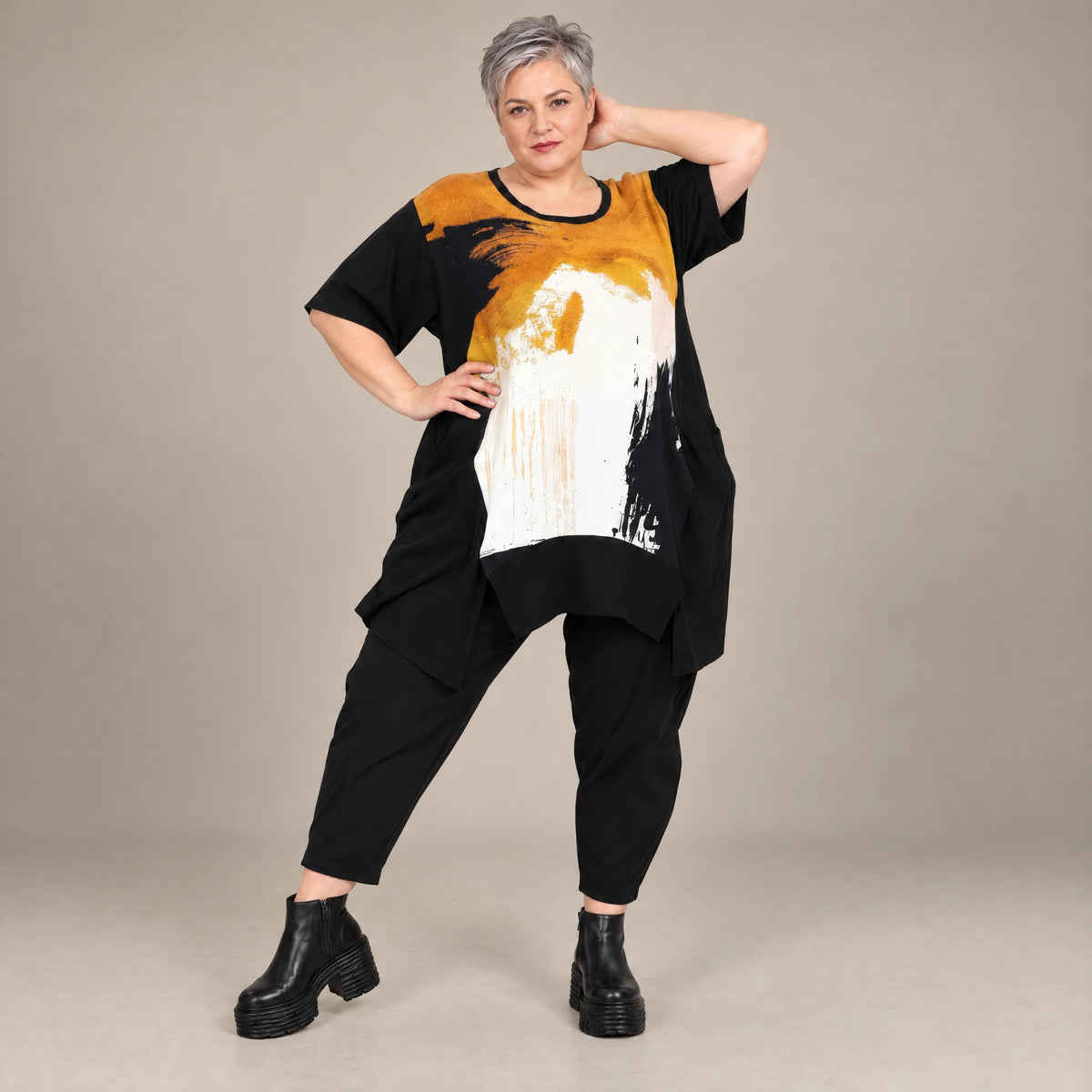 Schwarzes Jerseyshirt mit abstraktem Druck Rundhals Halbarm geradem Schnitt Taschen