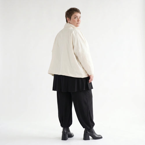 Offwhite Memorytaft Kurzjacke mit Stehkragen langen Ärmeln Nahttaschen leichtgefüttert