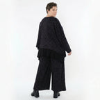 Marlenehose in Schwarz mit violettgrauen Kringeln weich warm stretchig mit weitem Bein