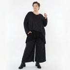 Marlenehose in Schwarz mit violettgrauen Kringeln weich warm stretchig mit weitem Bein