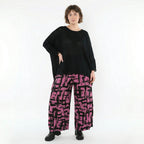 Ballonhose aus stretchigem Jersey mit fuchsiaschwarzem Pinselstrich und Ziertaschen