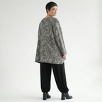 A-Form Bigshirt aus weichem grauschwarzweißem Feinstrick mit Vichymuster und Streifeneffekt