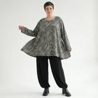 A-Form Bigshirt aus weichem grauschwarzweißem Feinstrick mit Vichymuster und Streifeneffekt