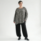 A-Form Bigshirt aus weichem grauschwarzweißem Feinstrick mit Vichymuster und Streifeneffekt