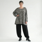 A-Form Bigshirt aus weichem grauschwarzweißem Feinstrick mit Vichymuster und Streifeneffekt