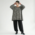 A-Form Bigshirt aus weichem grauschwarzweißem Feinstrick mit Vichymuster und Streifeneffekt