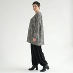 A-Form Bigshirt aus weichem grauschwarzweißem Feinstrick mit Vichymuster und Streifeneffekt