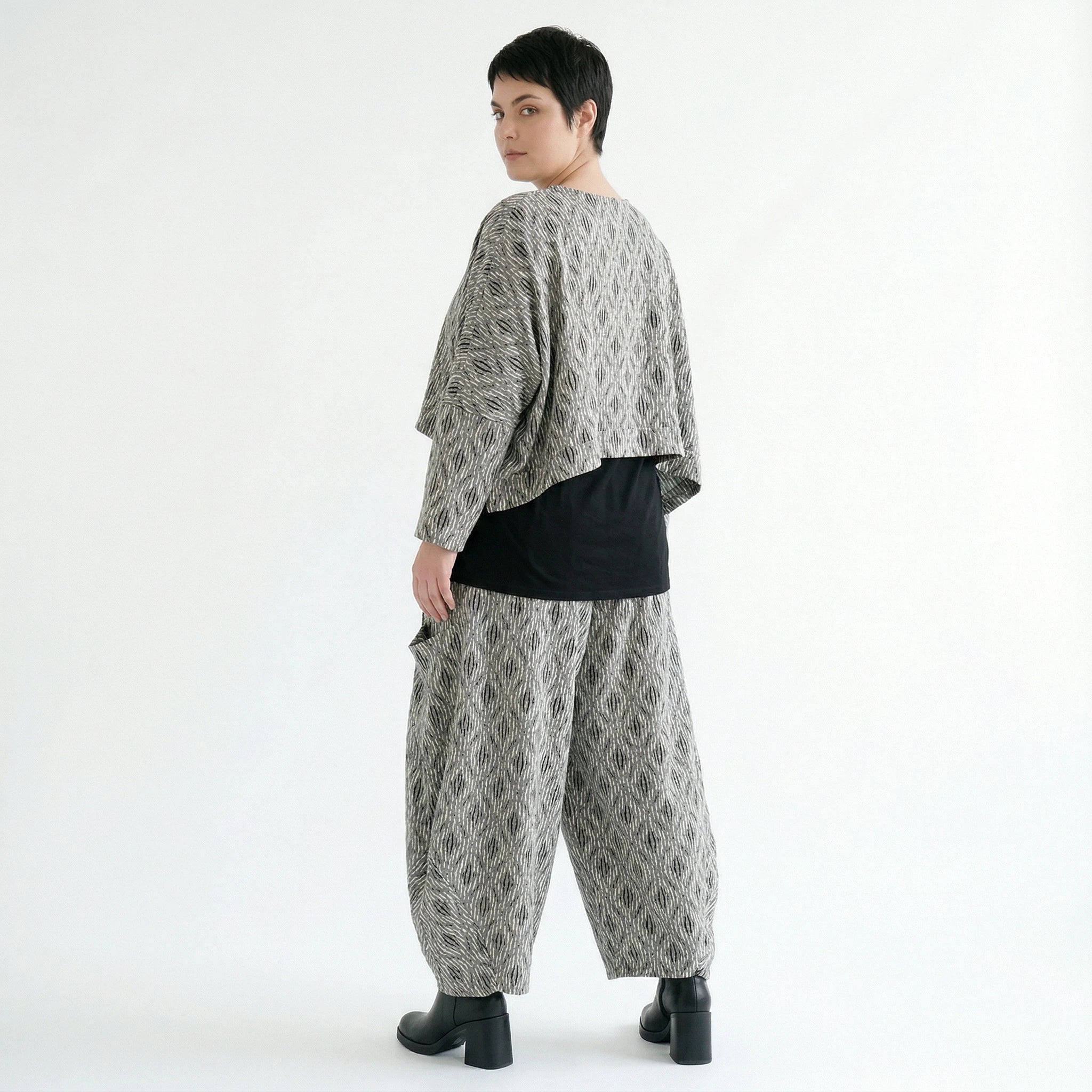AKH Fashion Überwurf in kastiger Form, aus Materialmix, 1507011, Hellgrau/Schwarz/Weiß