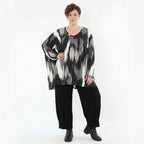 Jerseyshirt A-Form V-Ausschnitt Langarm weich mit schwarz grauem Pinselstrichmuster
