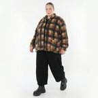 Teddyjacke in Cognac Beige Grau mit Karomuster Stehkragen und aufgesetzten Taschen