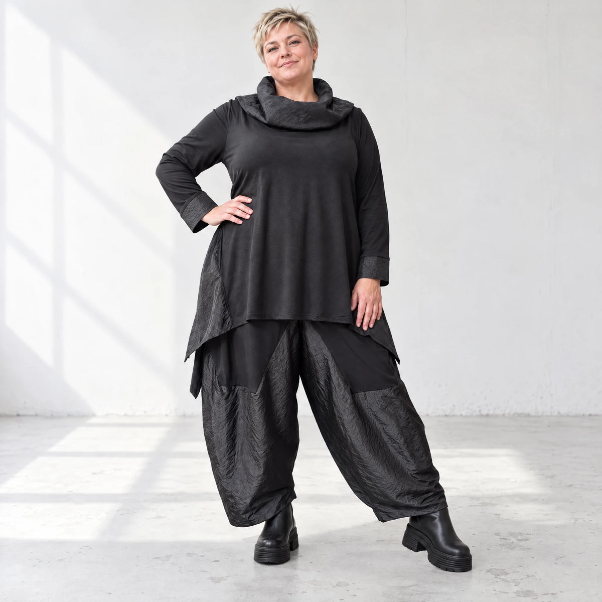 Baggy Hose im Ballonschnitt aus weichem Jersey mit Tiefschritt und elastischem Bund