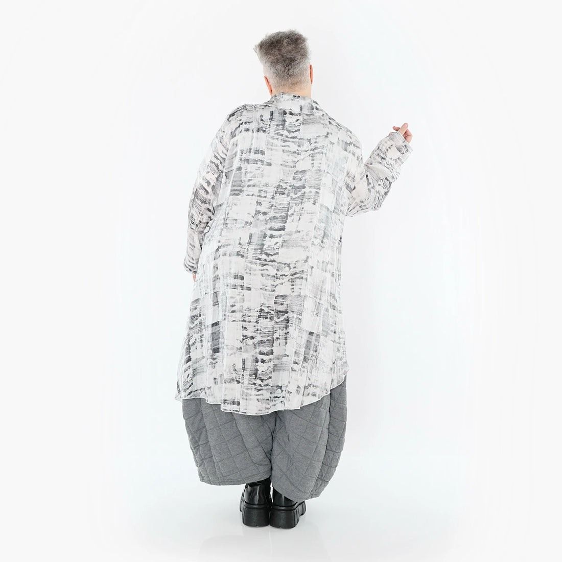  AKH Premium Bluse in Vokuhila-Form, aus Viskose, P107149, Weiß/Grau, Grafik, Ausgefallen