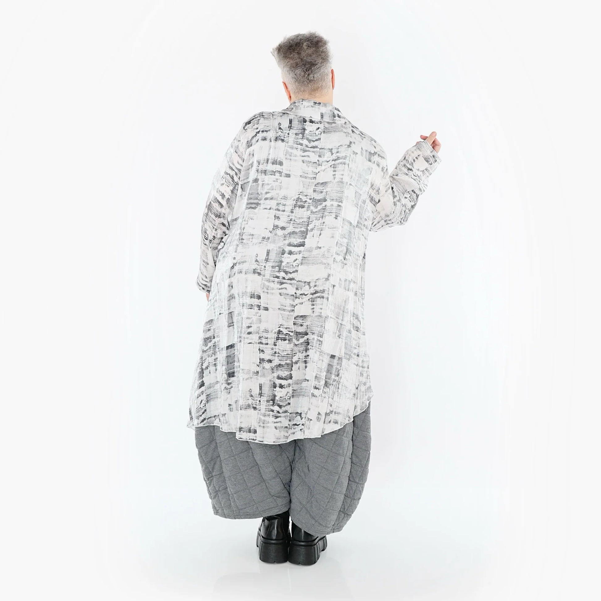  AKH Premium Bluse in Vokuhila-Form, aus Viskose, P107149, Weiß/Grau, Grafik, Ausgefallen