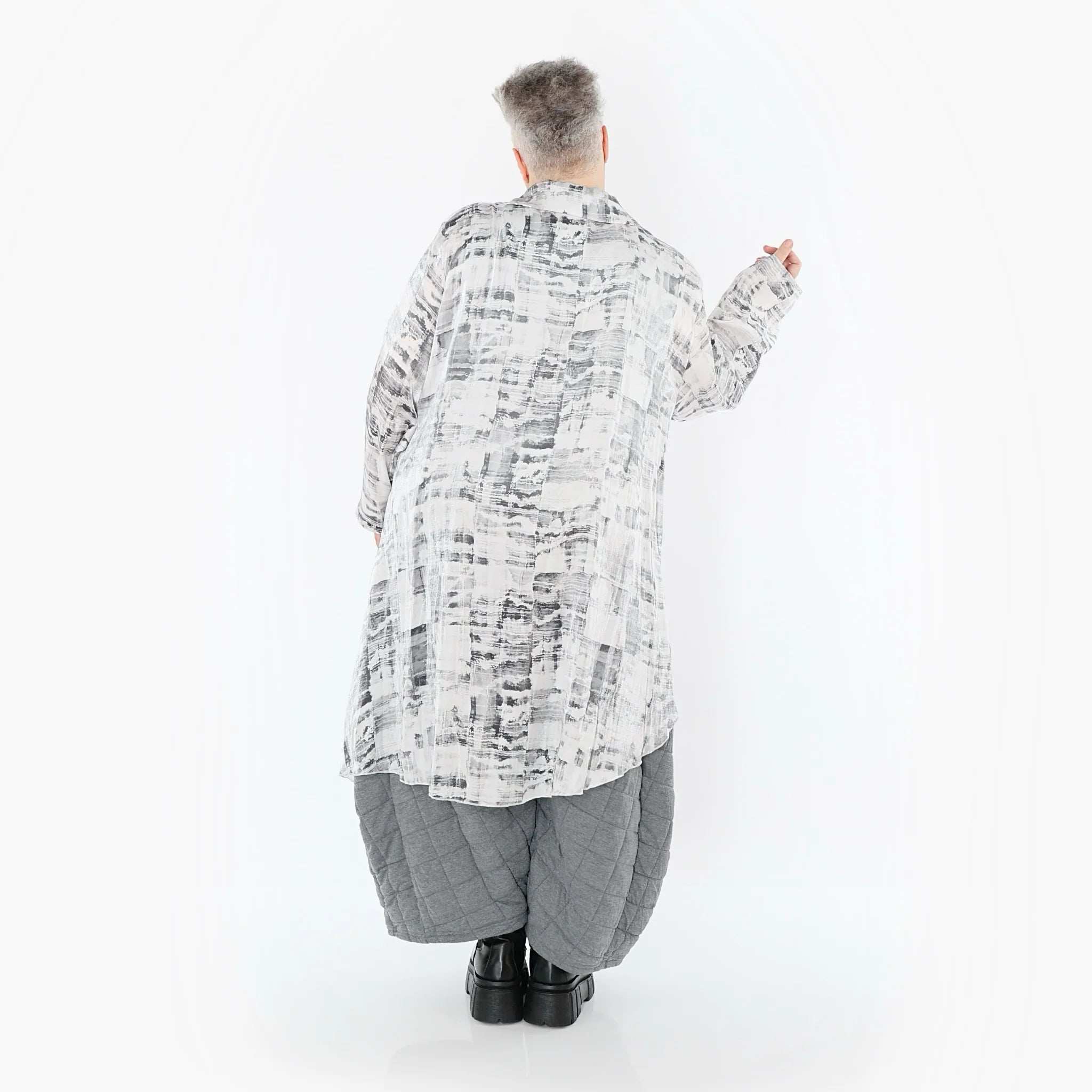  AKH Premium Bluse in Vokuhila-Form, aus Viskose, P107149, Weiß/Grau, Grafik, Ausgefallen