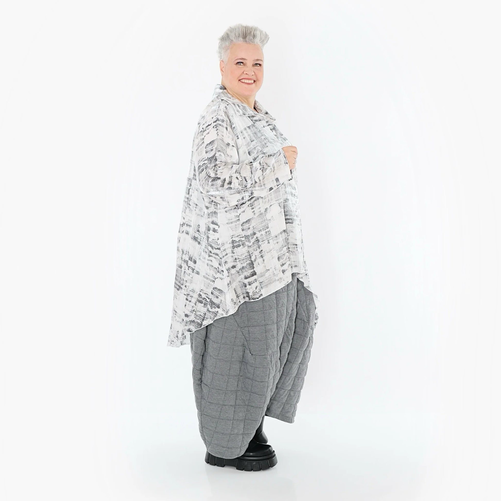  AKH Premium Bluse in Vokuhila-Form, aus Viskose, P107149, Weiß/Grau, Grafik, Ausgefallen