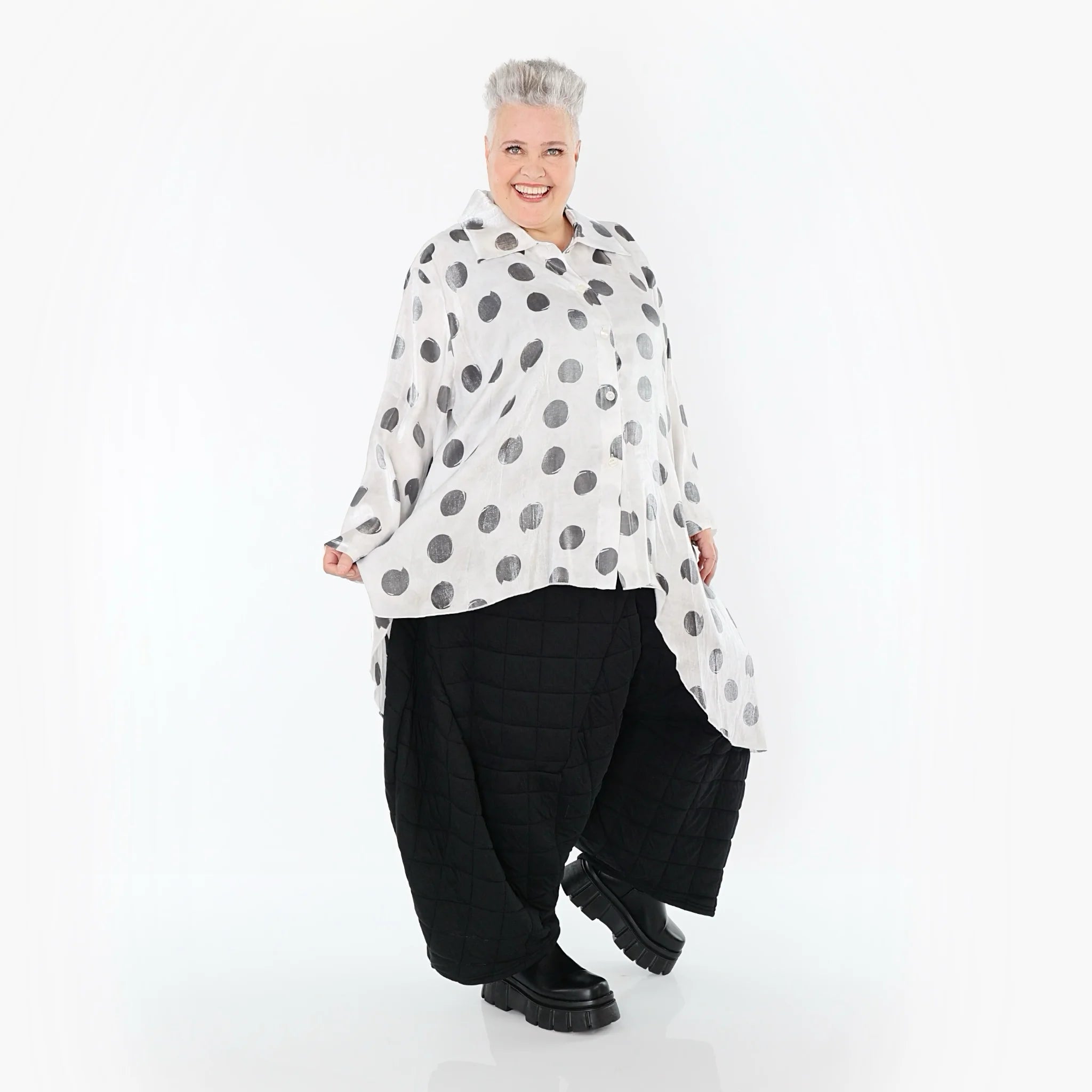  AKH Premium Bluse in Vokuhila-Form, aus Viskose, P1026.7149, Weiß/Grau, Punkte, Schick