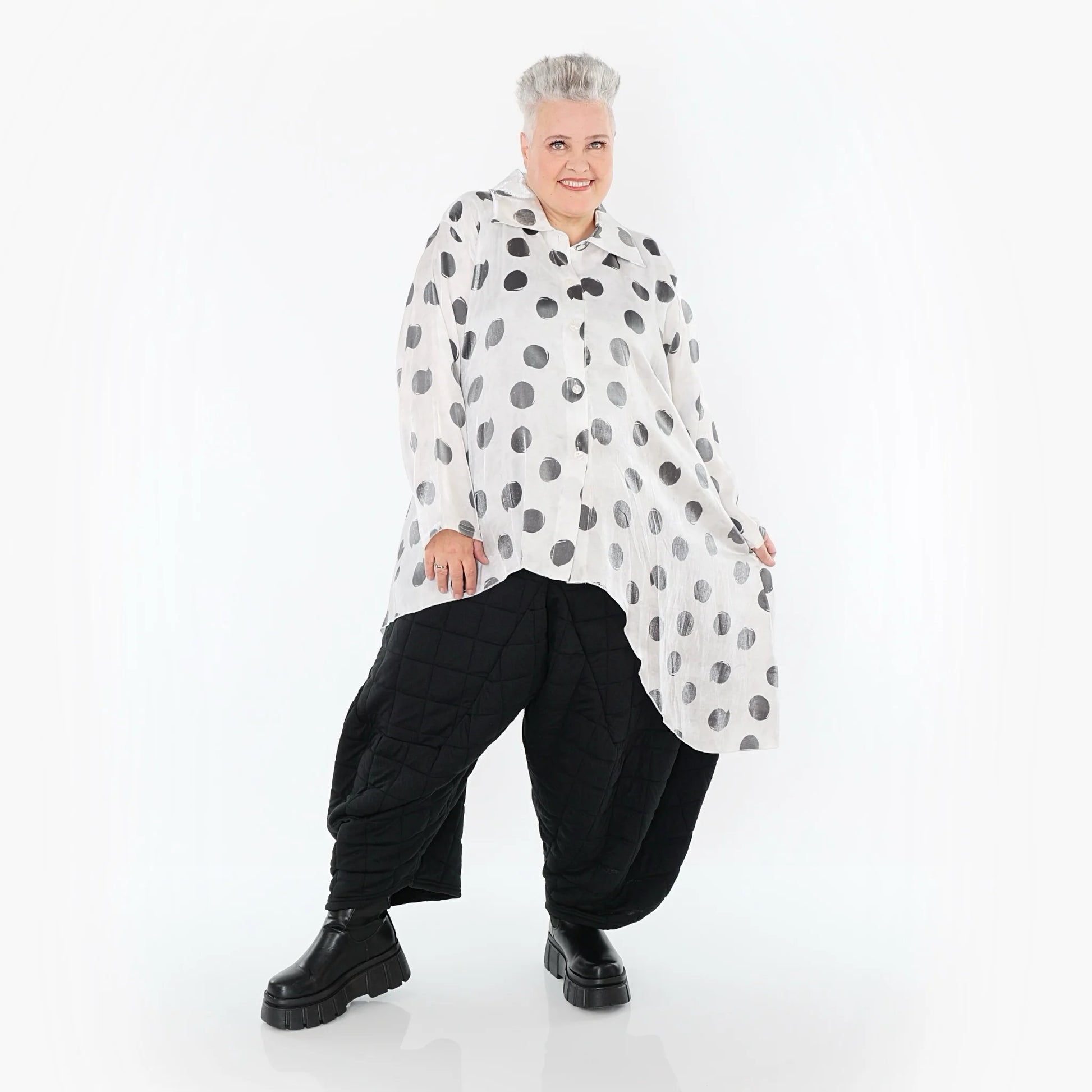  AKH Premium Bluse in Vokuhila-Form, aus Viskose, P1026.7149, Weiß/Grau, Punkte, Schick