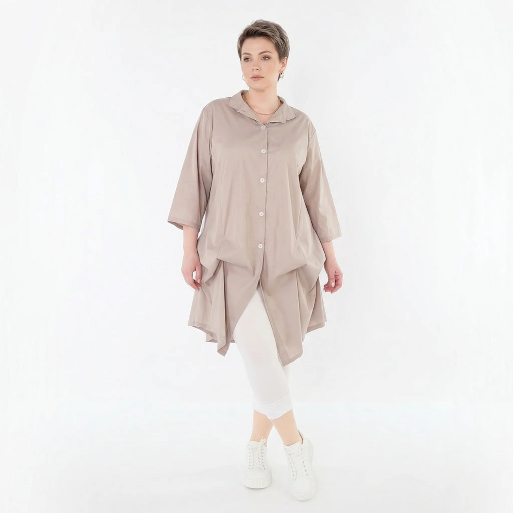 Luftige Glocken-Bluse im legeren Lagenlook mit feinem Stehkragen und anpassbarer Raffung, Beige