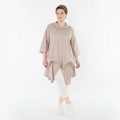 Luftige Glocken-Bluse im legeren Lagenlook mit feinem Stehkragen und anpassbarer Raffung, Beige