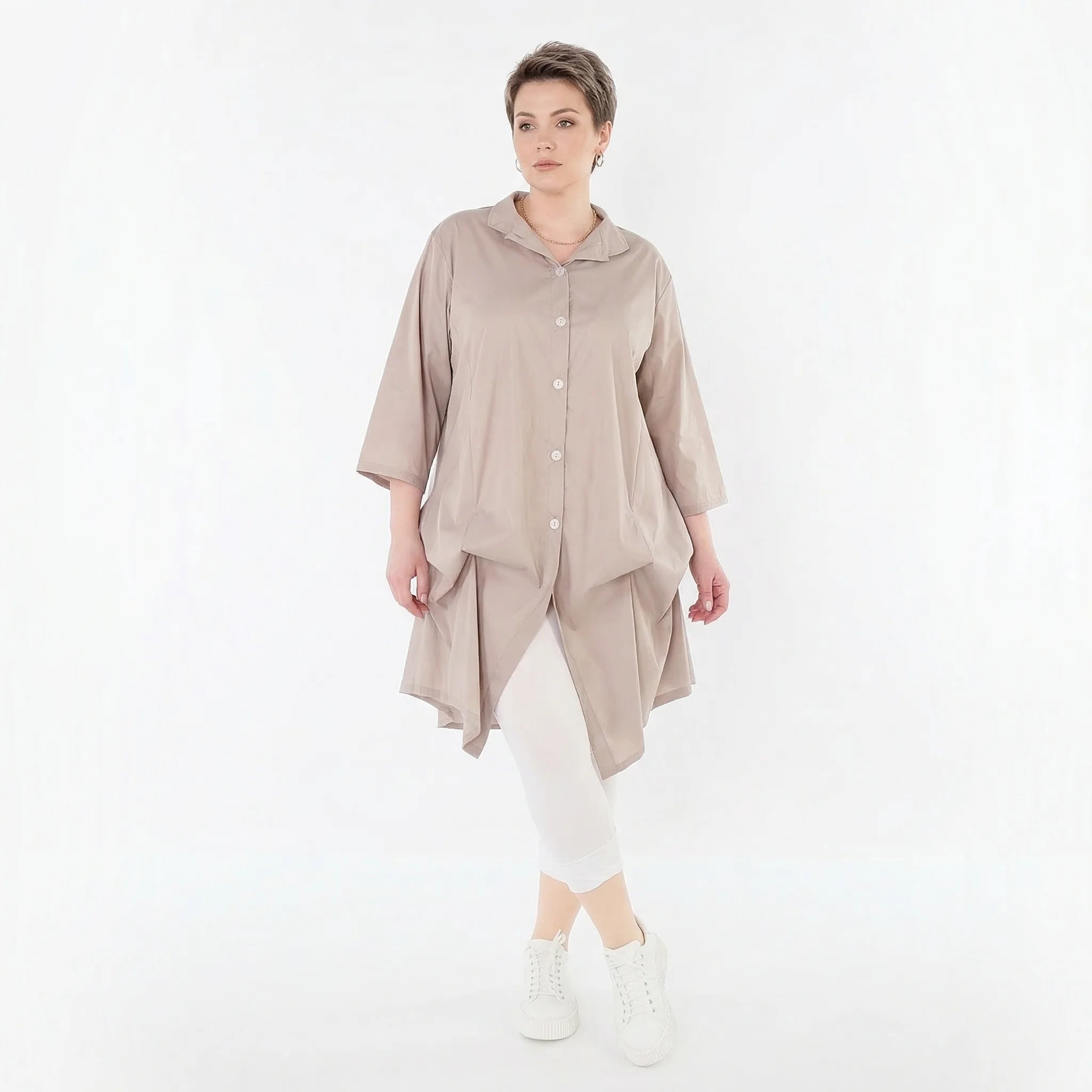 Luftige Glocken-Bluse im legeren Lagenlook mit feinem Stehkragen und anpassbarer Raffung, Beige