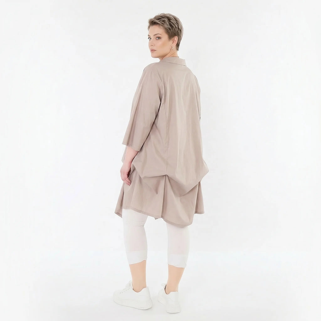Luftige Glocken-Bluse im legeren Lagenlook mit feinem Stehkragen und anpassbarer Raffung, Beige