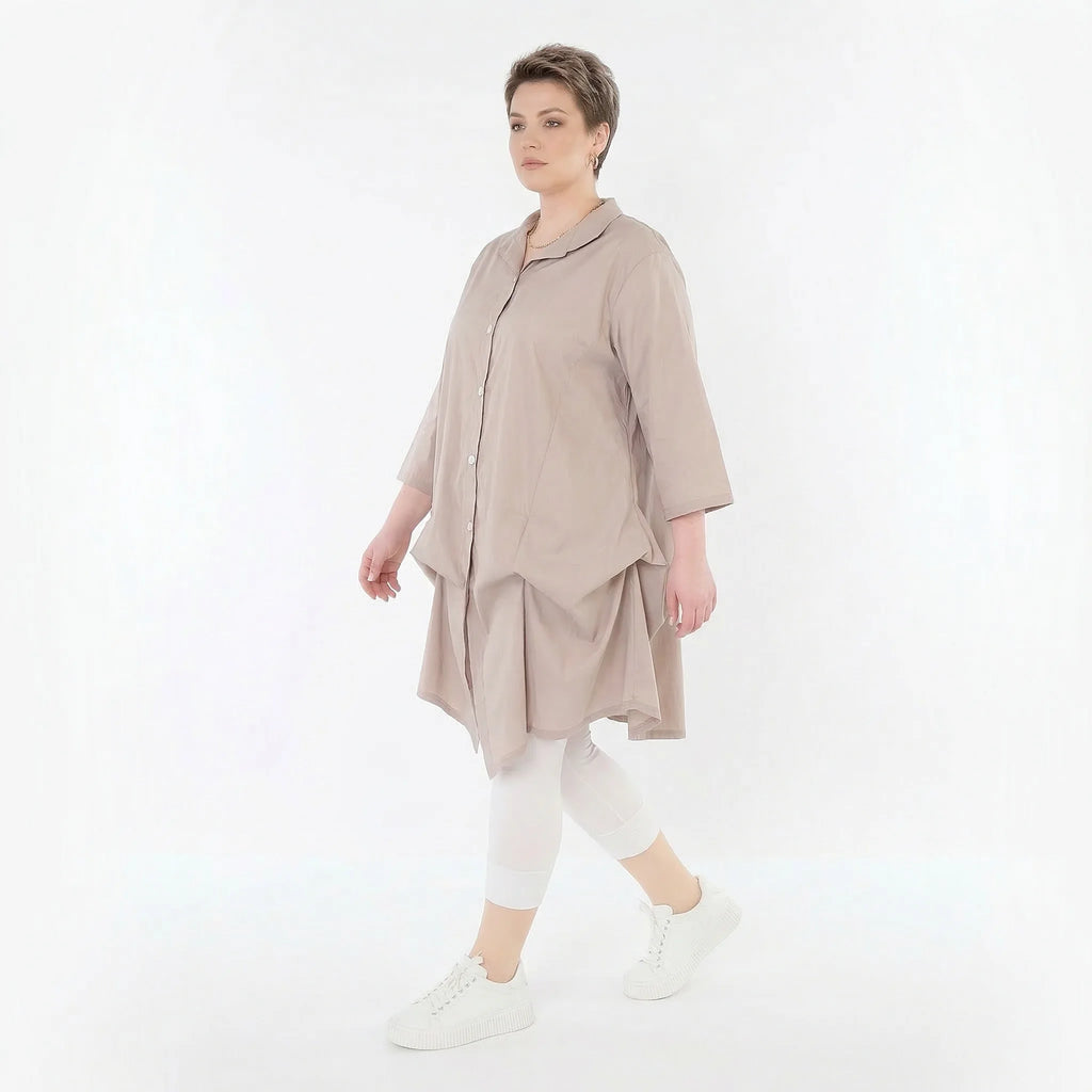Luftige Glocken-Bluse im legeren Lagenlook mit feinem Stehkragen und anpassbarer Raffung, Beige