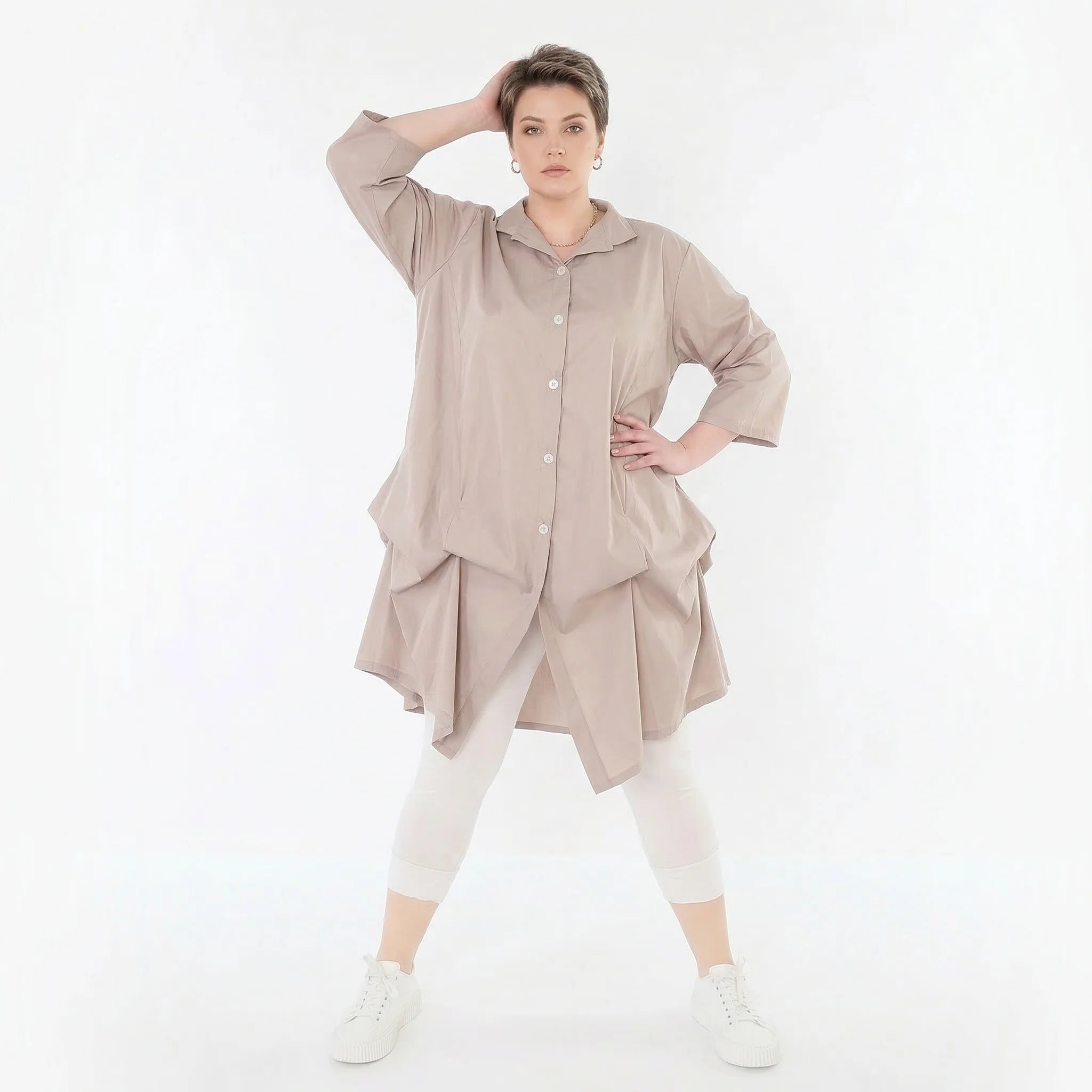 Luftige Glocken-Bluse im legeren Lagenlook mit feinem Stehkragen und anpassbarer Raffung, Beige