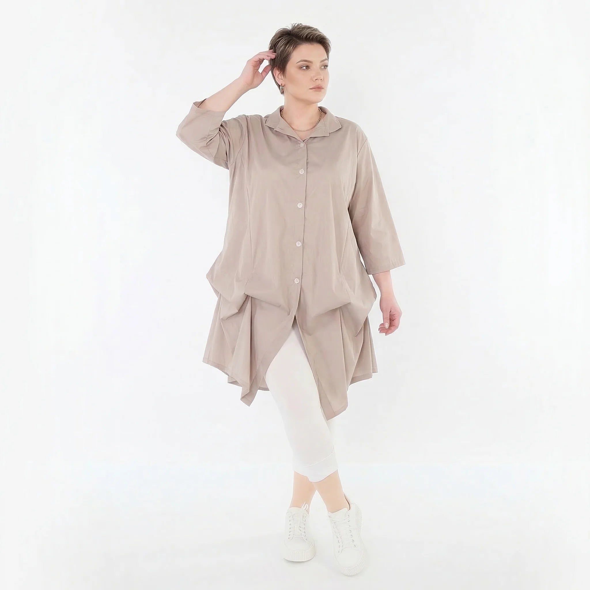 Luftige Glocken-Bluse im legeren Lagenlook mit feinem Stehkragen und anpassbarer Raffung, Beige