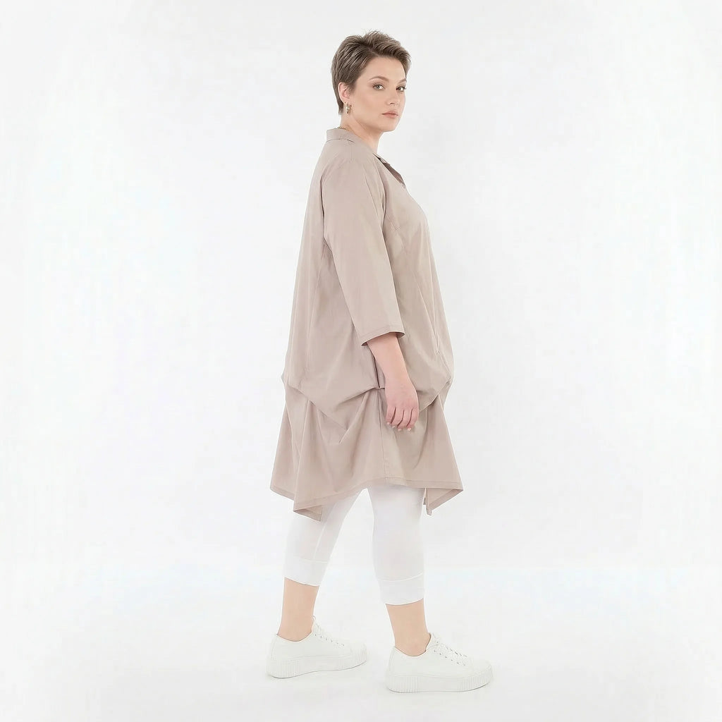 Luftige Glocken-Bluse im legeren Lagenlook mit feinem Stehkragen und anpassbarer Raffung, Beige