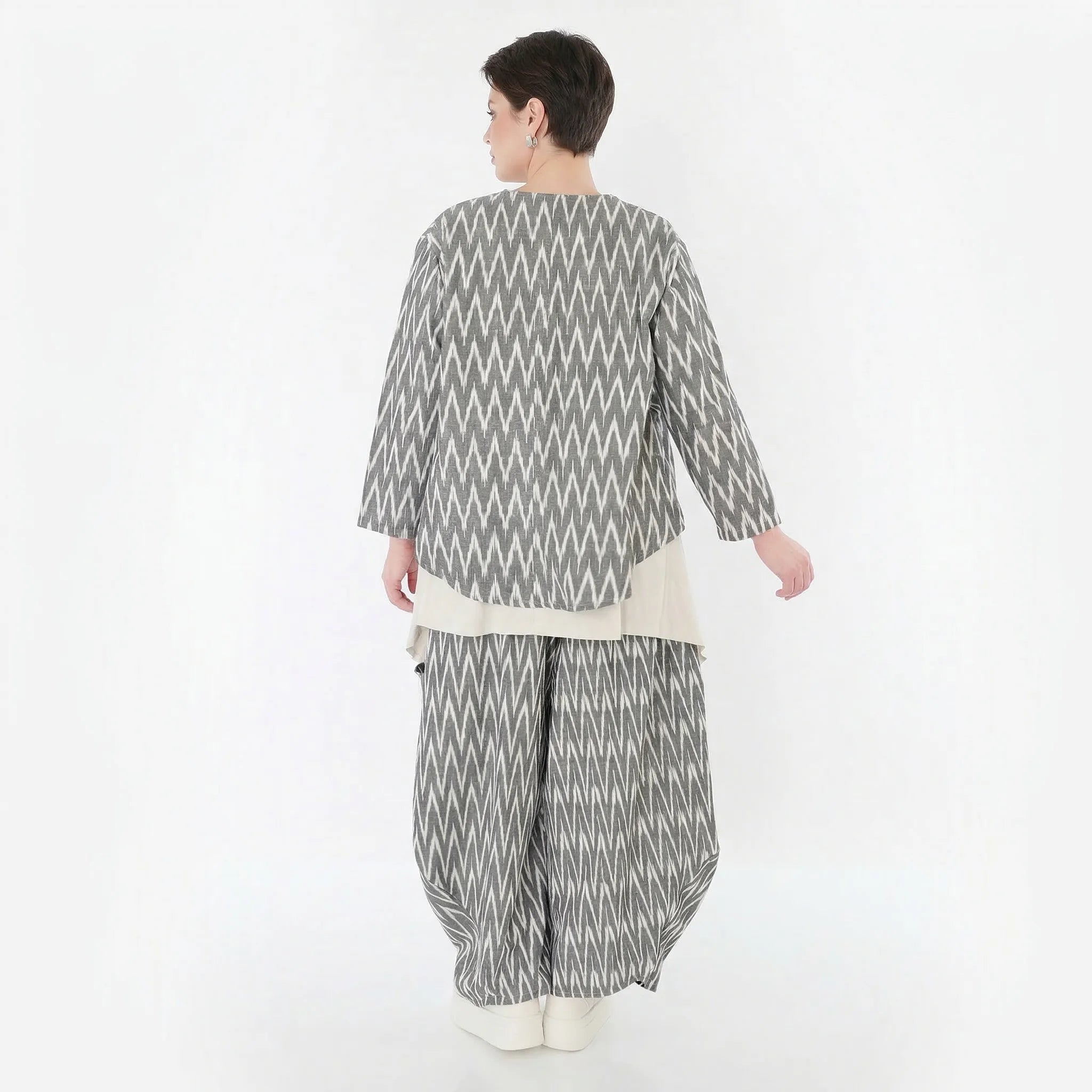 Lagenlook Jacke aus leichter Leinen Baumwolle mit ausgefallenem Zickzack Muster, Grau/Ecru