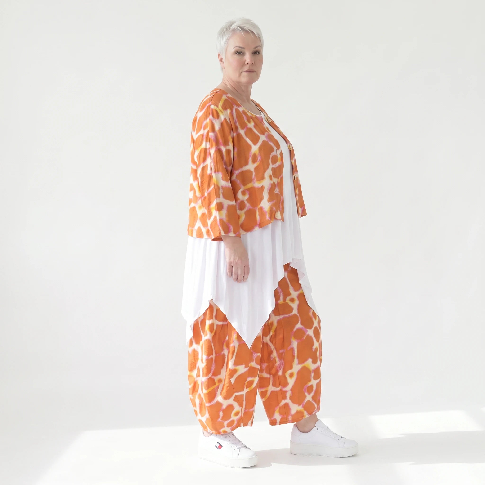 Ausgefallene Ballon Hose im legeren Lagenlook mit luftig leichter Popeline und Batik Muster, Orange/Weiß
