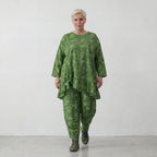 Luftiges Oversize Shirt im ausgefallenen Batik Lagenlook aus reiner Baumwolle mit Rüschen , Smaragdgrün