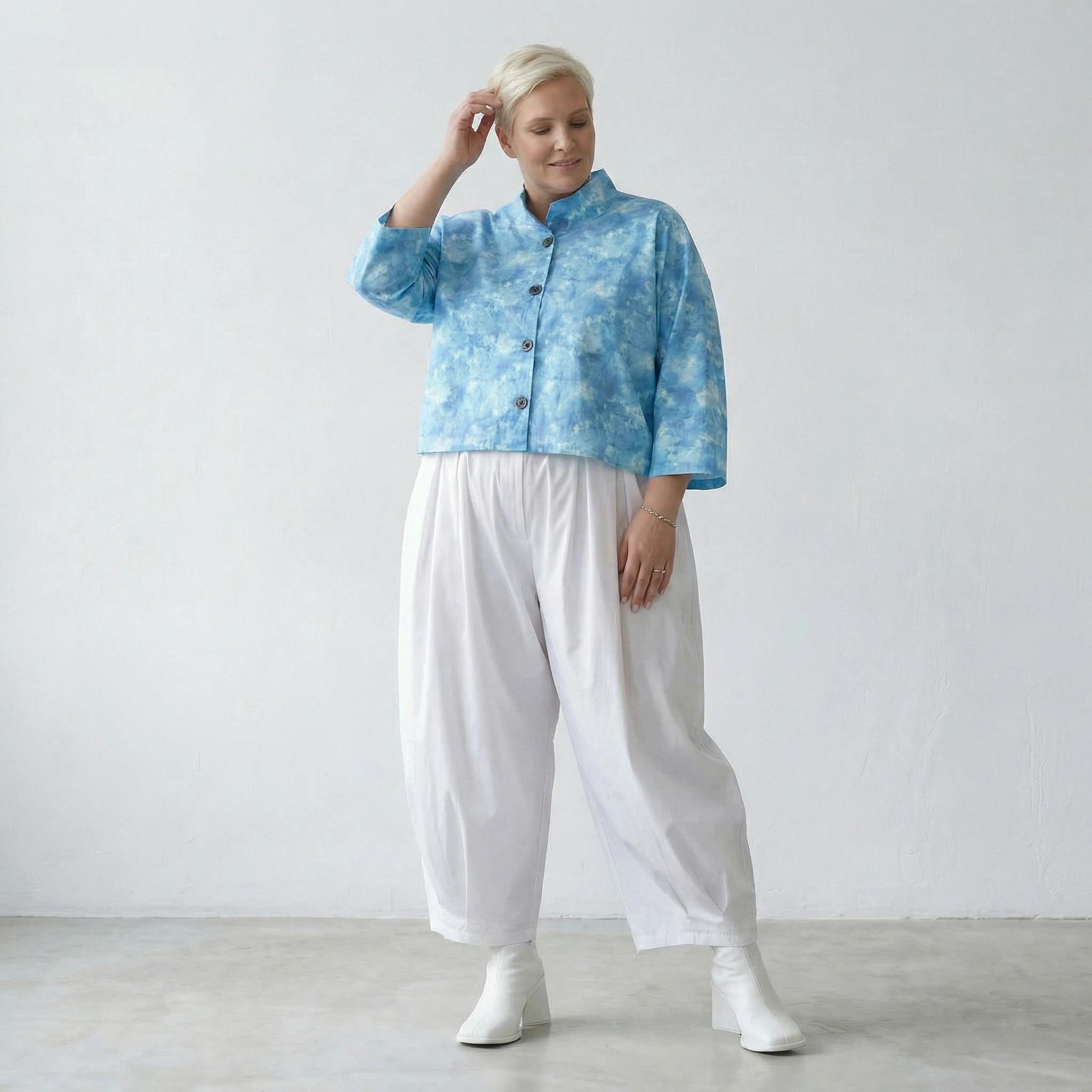 Luftige Popeline Jacke im kastigen Oversize Lagenlook mit Stehkragen und Batikmuster, Aquablau