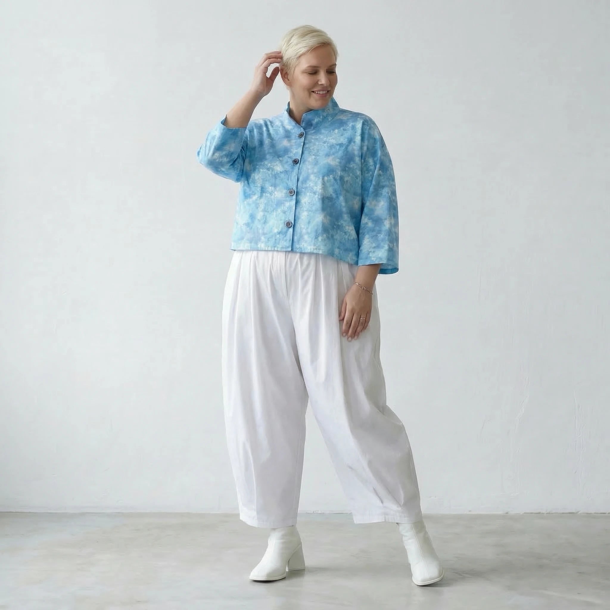 Luftige Popeline Jacke im kastigen Oversize Lagenlook mit Stehkragen und Batikmuster, Aquablau
