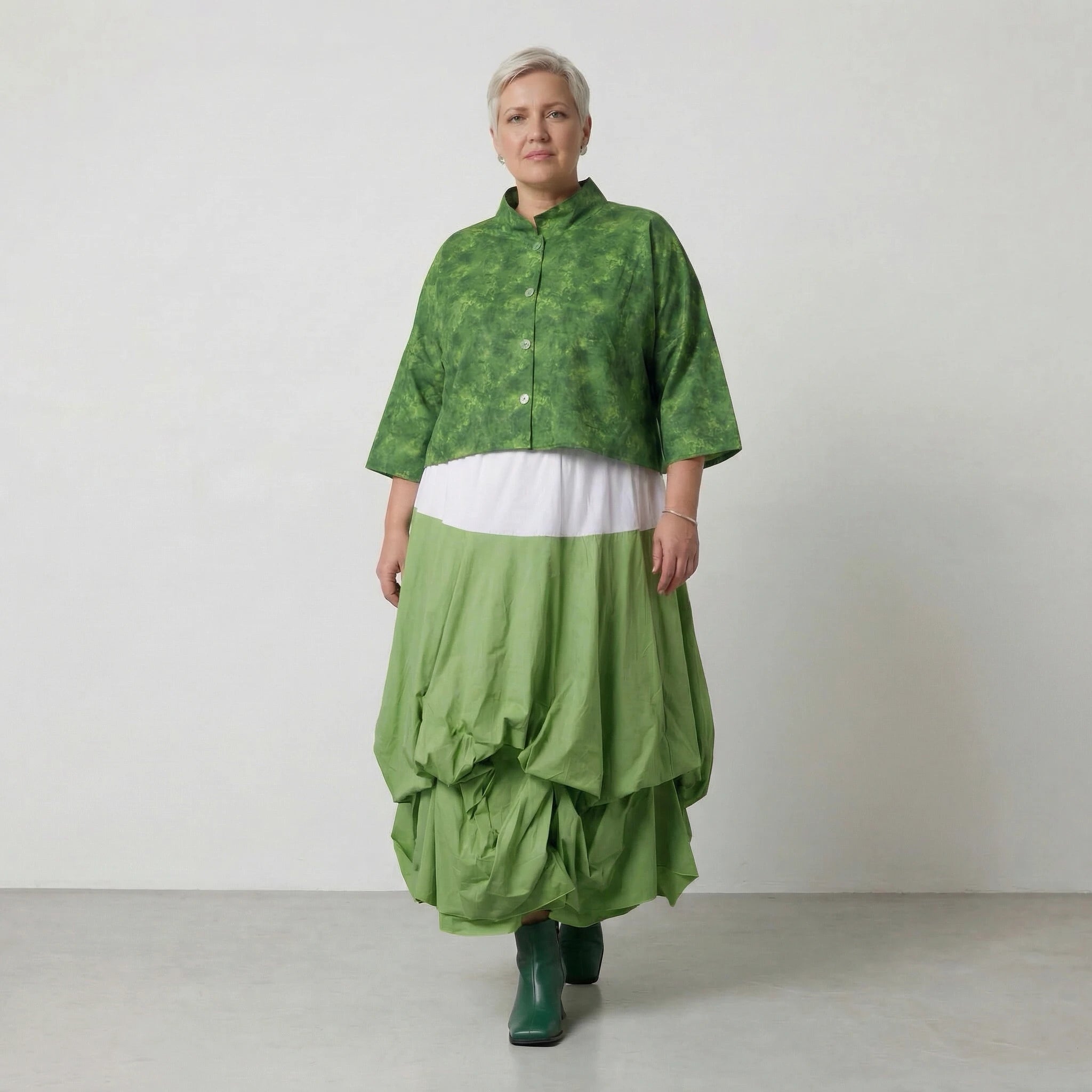 Kastige Kurzjacke aus leichter Baumwollpopeline im zeitlosen Lagenlook mit Batikmuster, Smaragdgrün