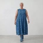 Zeitloses Ballonkleid aus luftiger Baumwollpopeline im ausgefallenen Lagenlook mit Batikprint, Petrol