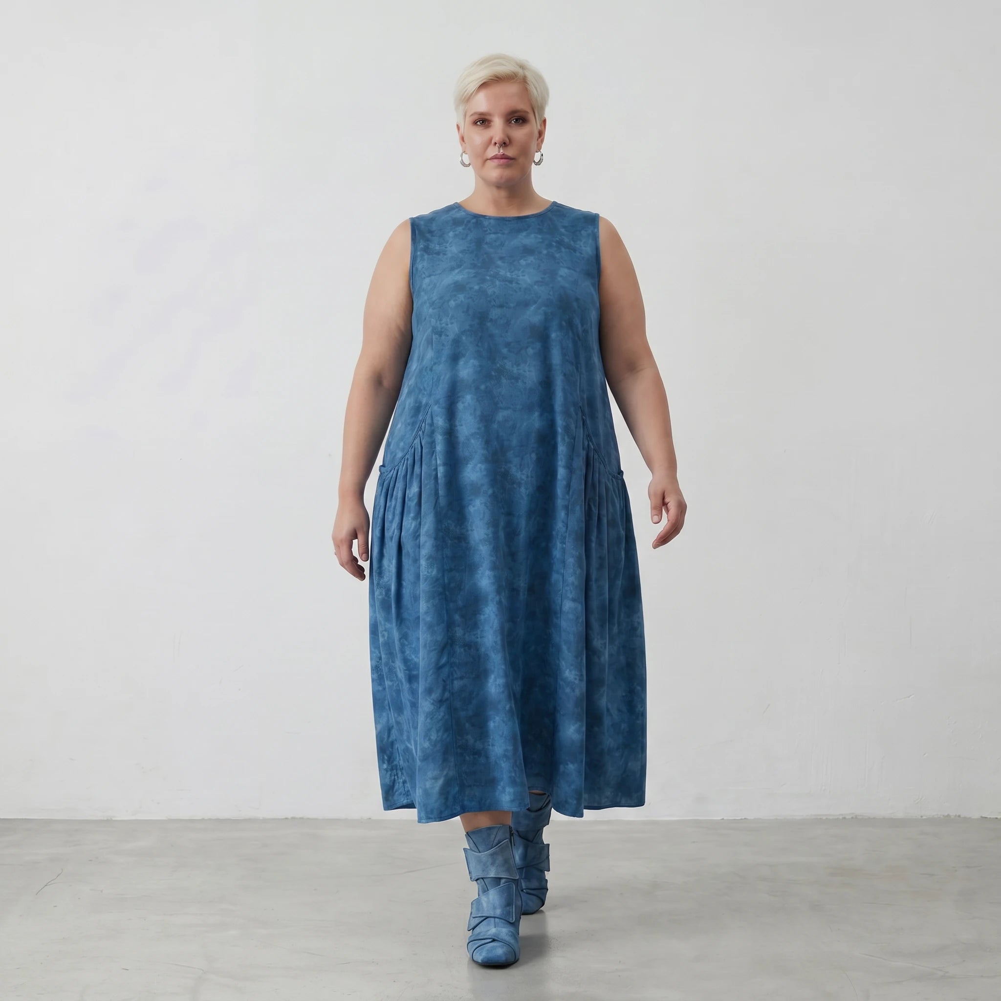 Zeitloses Ballonkleid aus luftiger Baumwollpopeline im ausgefallenen Lagenlook mit Batikprint, Petrol