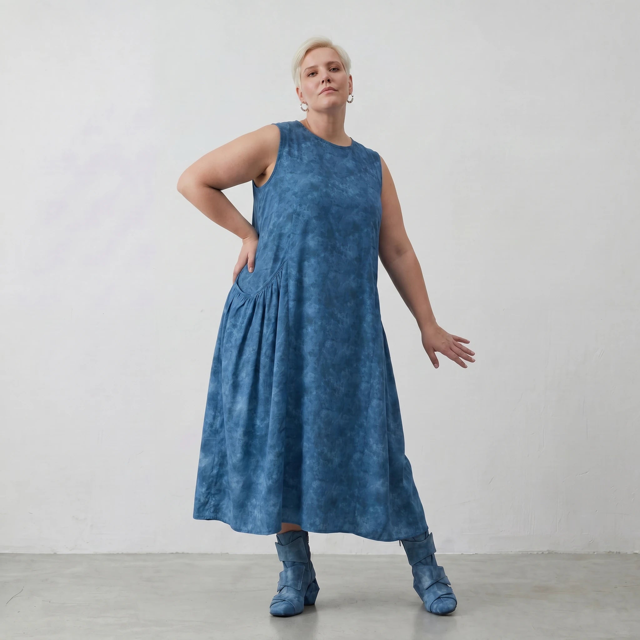 Zeitloses Ballonkleid aus luftiger Baumwollpopeline im ausgefallenen Lagenlook mit Batikprint, Petrol