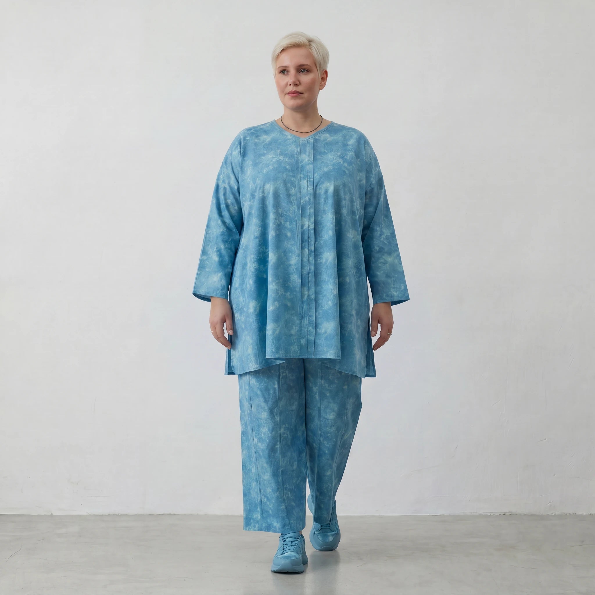 Luftiges Oversize Shirt aus leichter Baumwoll Popeline im ausgefallenen Lagenlook mit Batikmuster, Aquablau