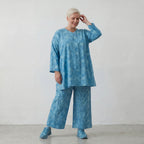 Luftiges Oversize Shirt aus leichter Baumwoll Popeline im ausgefallenen Lagenlook mit Batikmuster, Aquablau