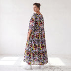 Fließendes Sommerkleid in Schwarz aus zartem Viskose Popeline mit gerüschtem Stufenvolant