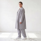 Grauer Bengaline Mantel locker oversize luftig mit Hemdkragen elastisch und zeitlos grau