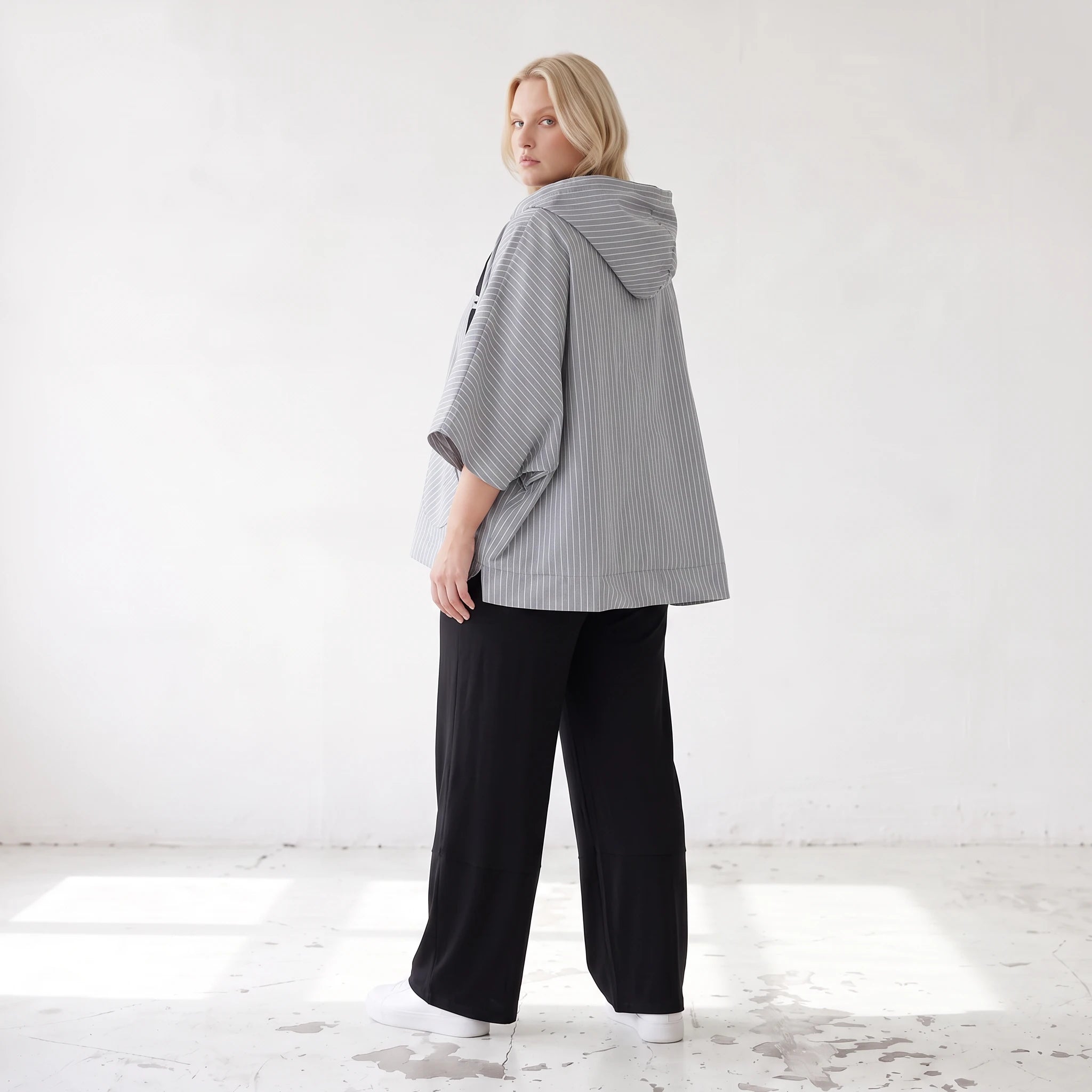 Weste aus fließendem Bengaline und Tüll in Grau und Weiß mit Kapuze und tiefen Taschen