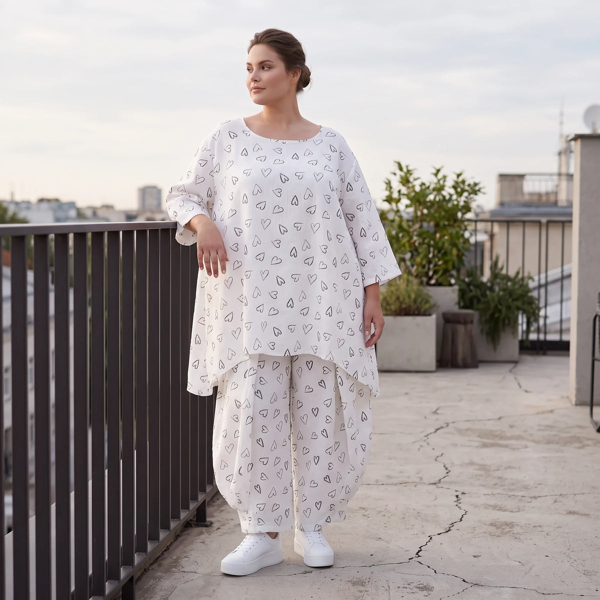 Mousseline Shirt in Weiß und Schwarz mit femininer A-Linie 3/4-Arm und Rundhalsausschnitt