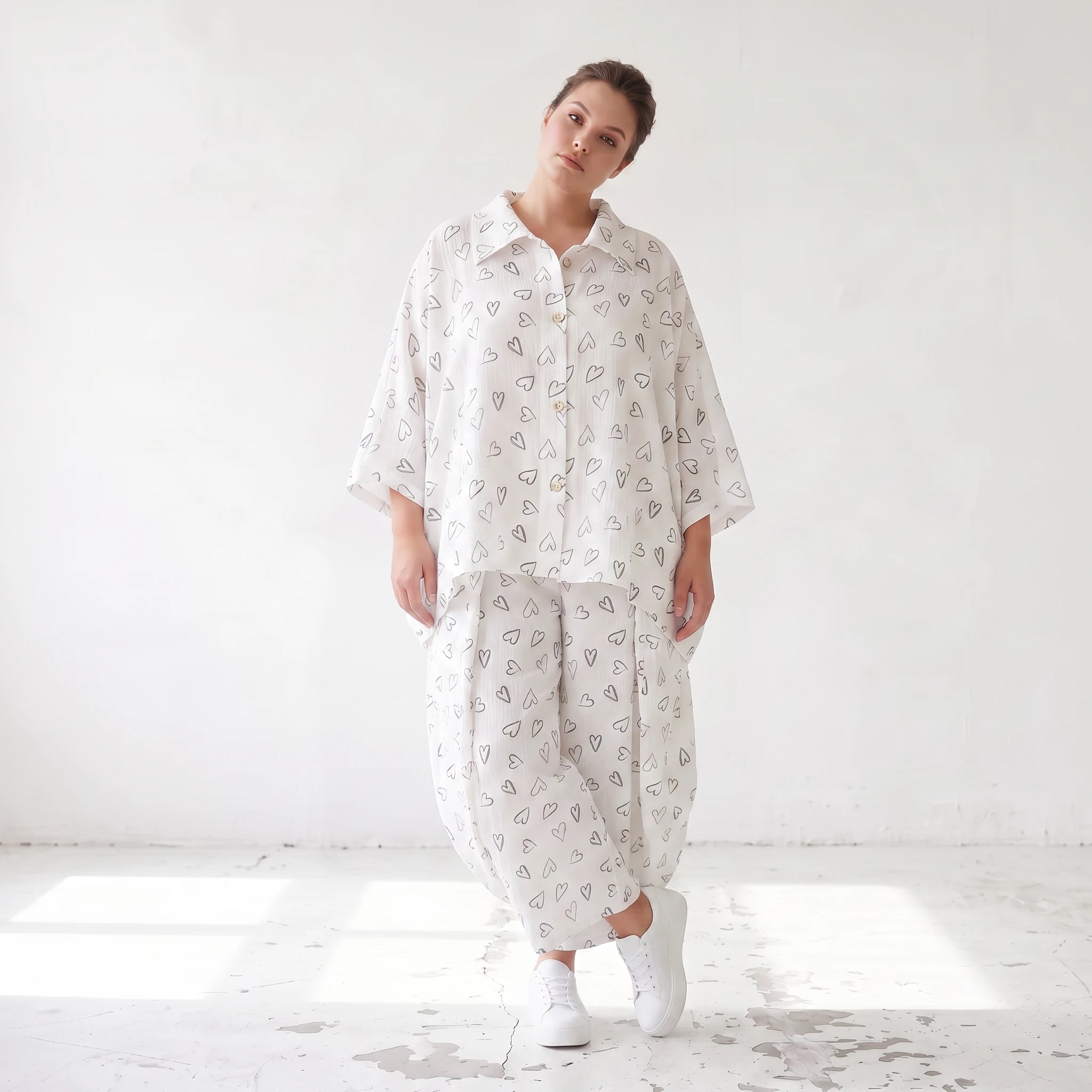 Luftige Mousseline Bluse in Weiß/Schwarz mit klassischem Hemdkragen und Knopfverschluss