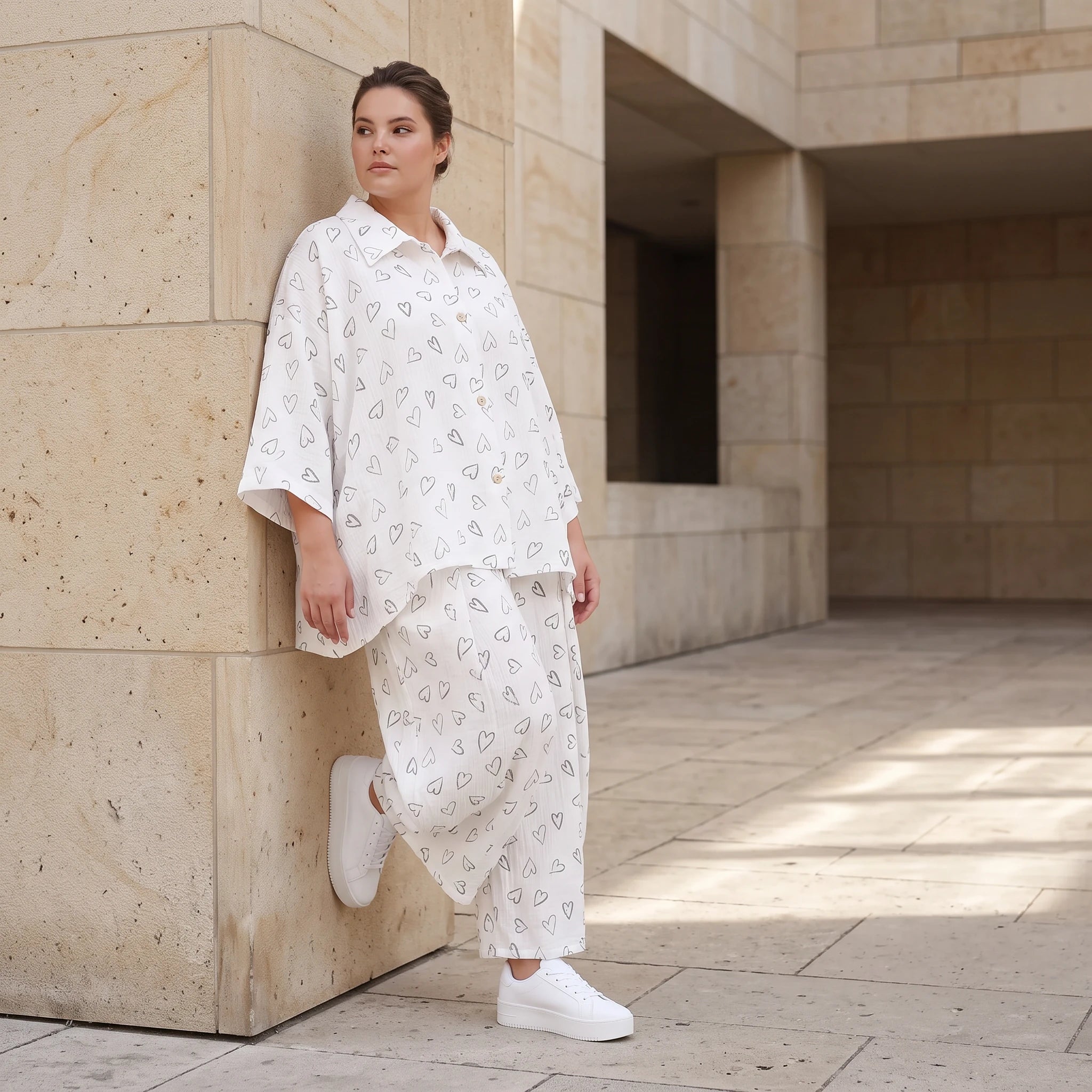 Luftige Mousseline Bluse in Weiß/Schwarz mit klassischem Hemdkragen und Knopfverschluss