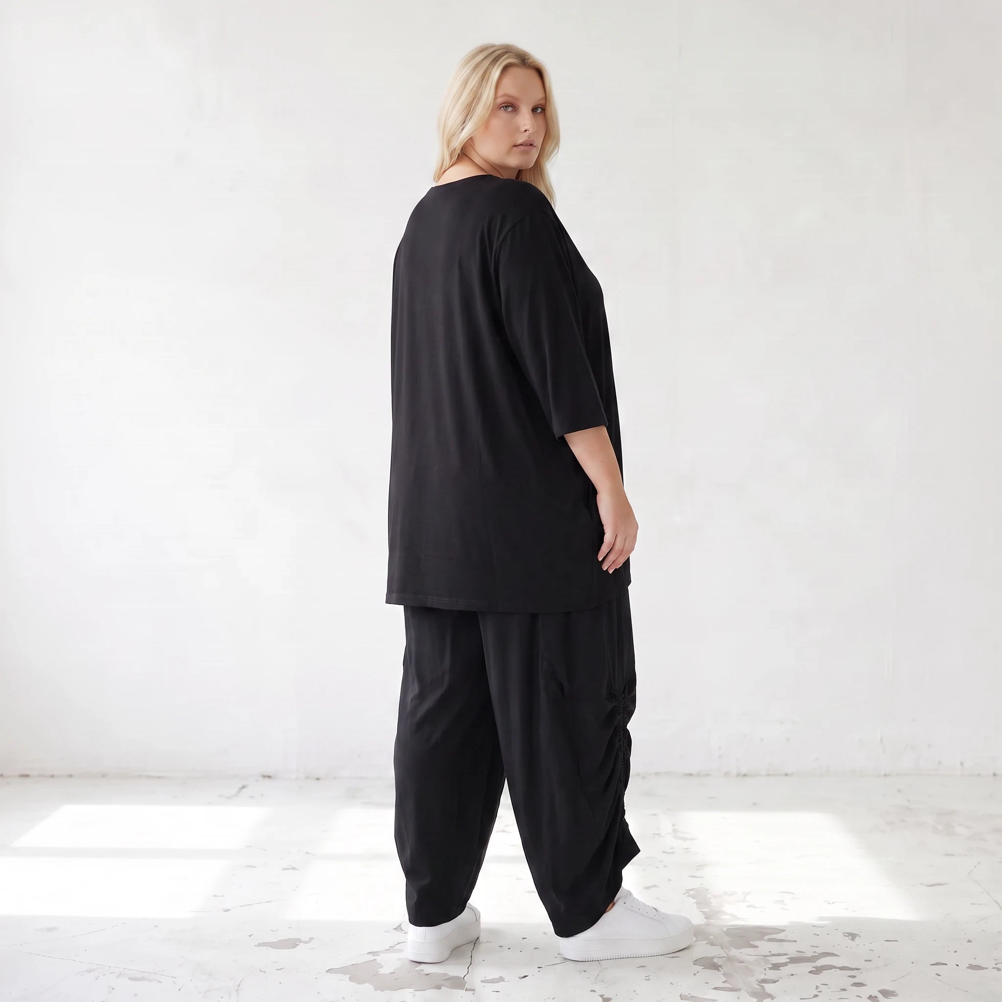 Damen Hose Lagenlook Lyocell Schwarz, Ballonschnitt, Flügeltaschen, Oversize große Größen – AKH Premium